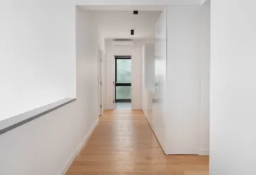 Spacious Six-Bedroom Villa with Pool in Kaštel Kambelovac