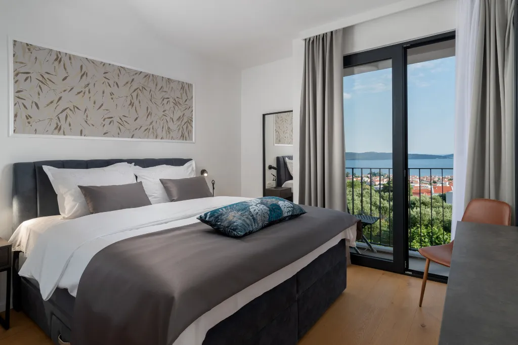 Spacious Six-Bedroom Villa with Pool in Kaštel Kambelovac