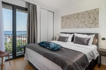 Spacious Six-Bedroom Villa with Pool in Kaštel Kambelovac