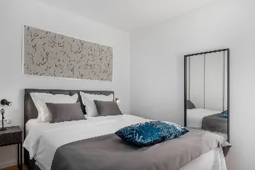 Spacious Six-Bedroom Villa with Pool in Kaštel Kambelovac