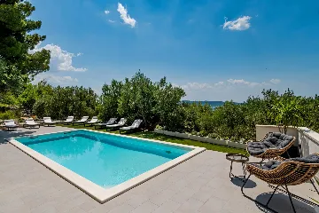 Spacious Six-Bedroom Villa with Pool in Kaštel Kambelovac