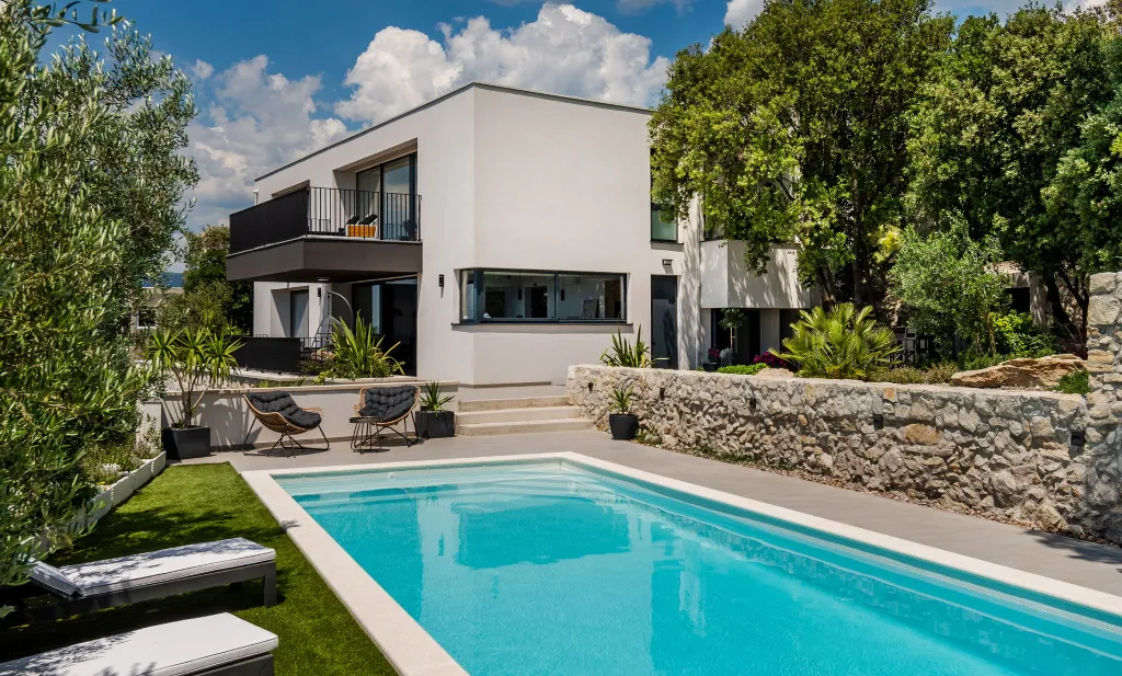Spacious Six-Bedroom Villa with Pool in Kaštel Kambelovac