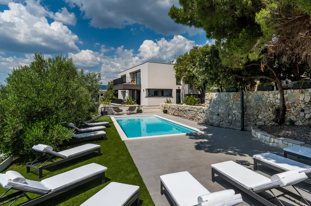 Spacious Six-Bedroom Villa with Pool in Kaštel Kambelovac