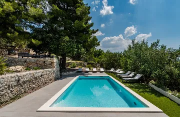 Spacious Six-Bedroom Villa with Pool in Kaštel Kambelovac