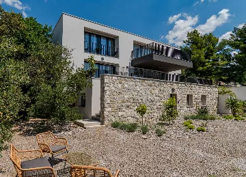 Spacious Six-Bedroom Villa with Pool in Kaštel Kambelovac