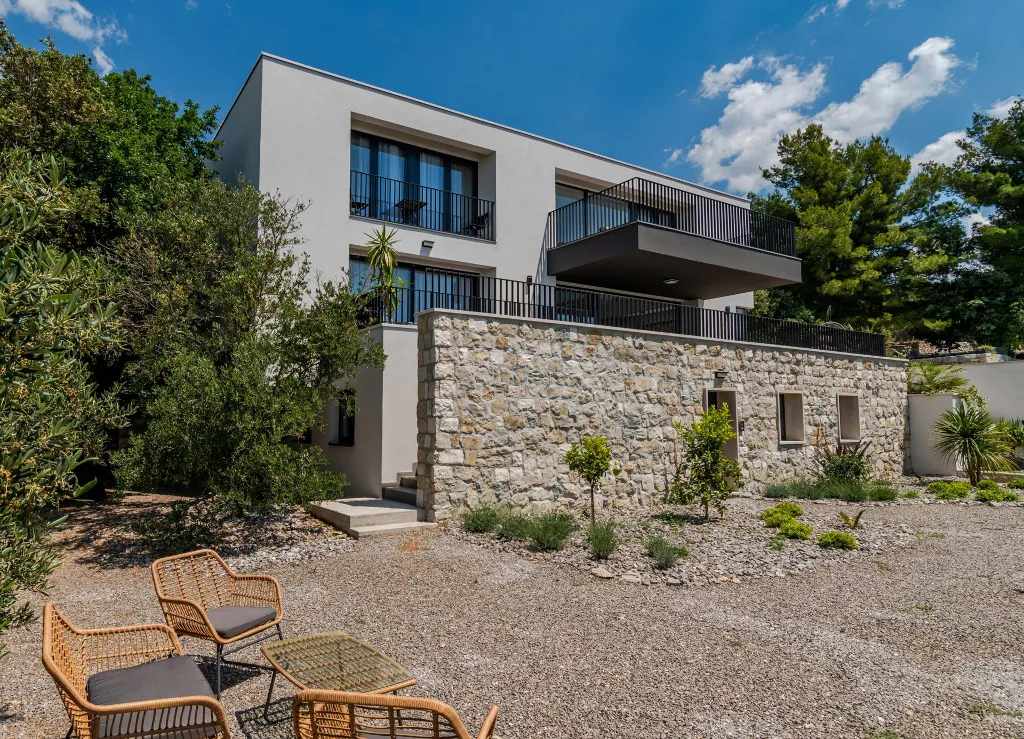 Spacious Six-Bedroom Villa with Pool in Kaštel Kambelovac
