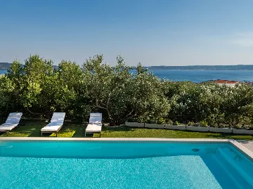 Spacious Six-Bedroom Villa with Pool in Kaštel Kambelovac