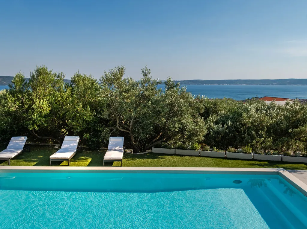 Spacious Six-Bedroom Villa with Pool in Kaštel Kambelovac