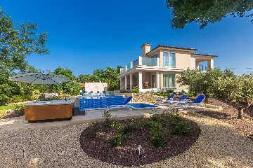 Spacious Family Villa with Pool in Malinska