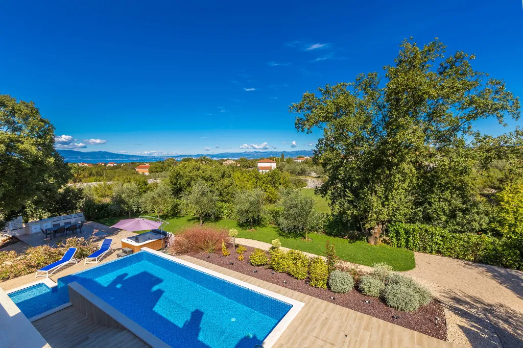 Spacious Family Villa with Pool in Malinska
