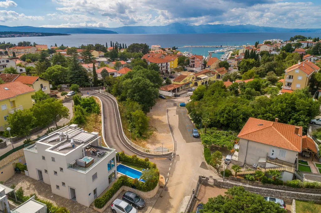 Contemporary Villa with Heated Pool in Malinska