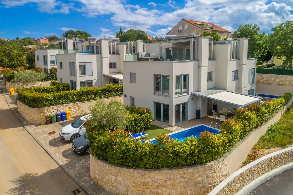 Contemporary Villa with Heated Pool in Malinska