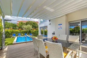 Contemporary Villa with Heated Pool in Malinska