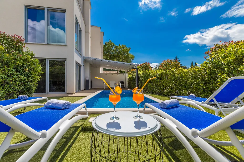 Contemporary Villa with Heated Pool in Malinska