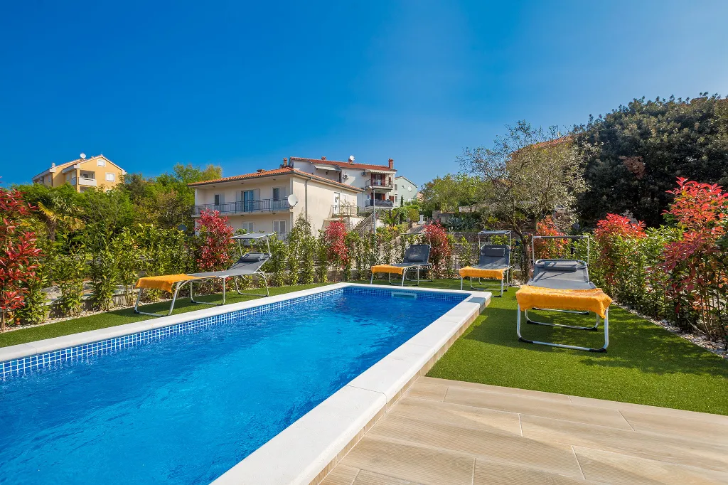 Contemporary Villa with Heated Pool in Malinska
