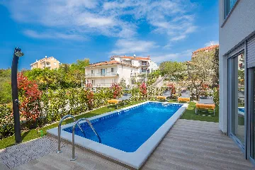 Contemporary Villa with Heated Pool in Malinska