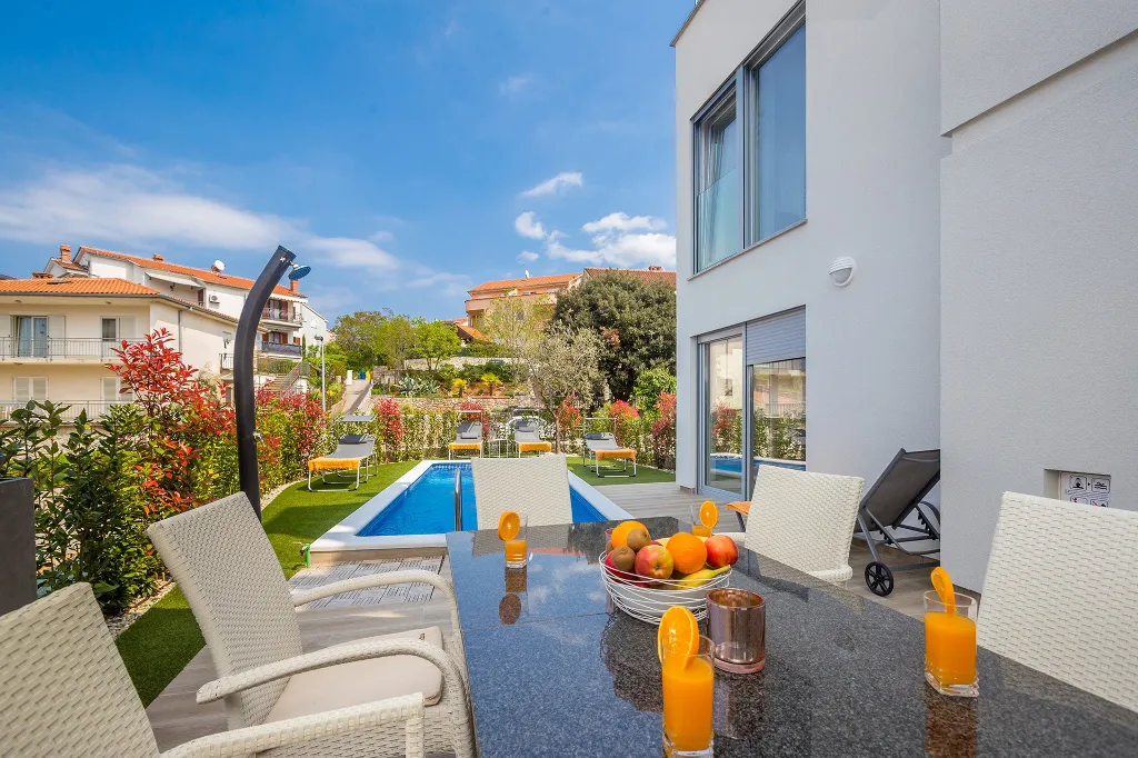 Contemporary Villa with Heated Pool in Malinska