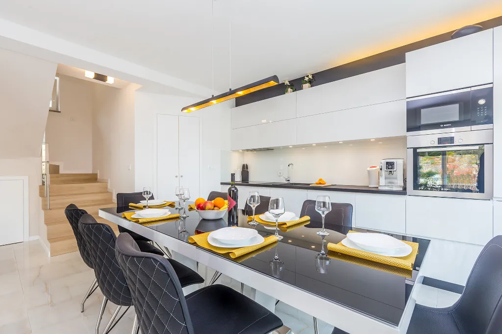 Contemporary Villa with Heated Pool in Malinska