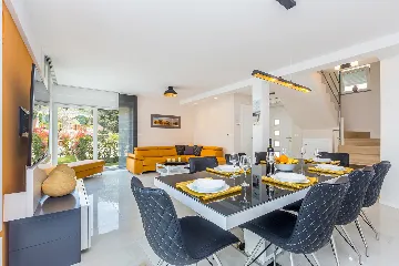 Contemporary Villa with Heated Pool in Malinska