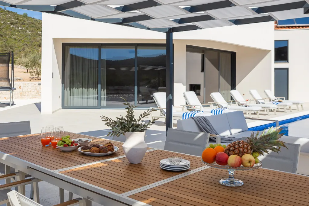 Modern Villa with Pool in Marina