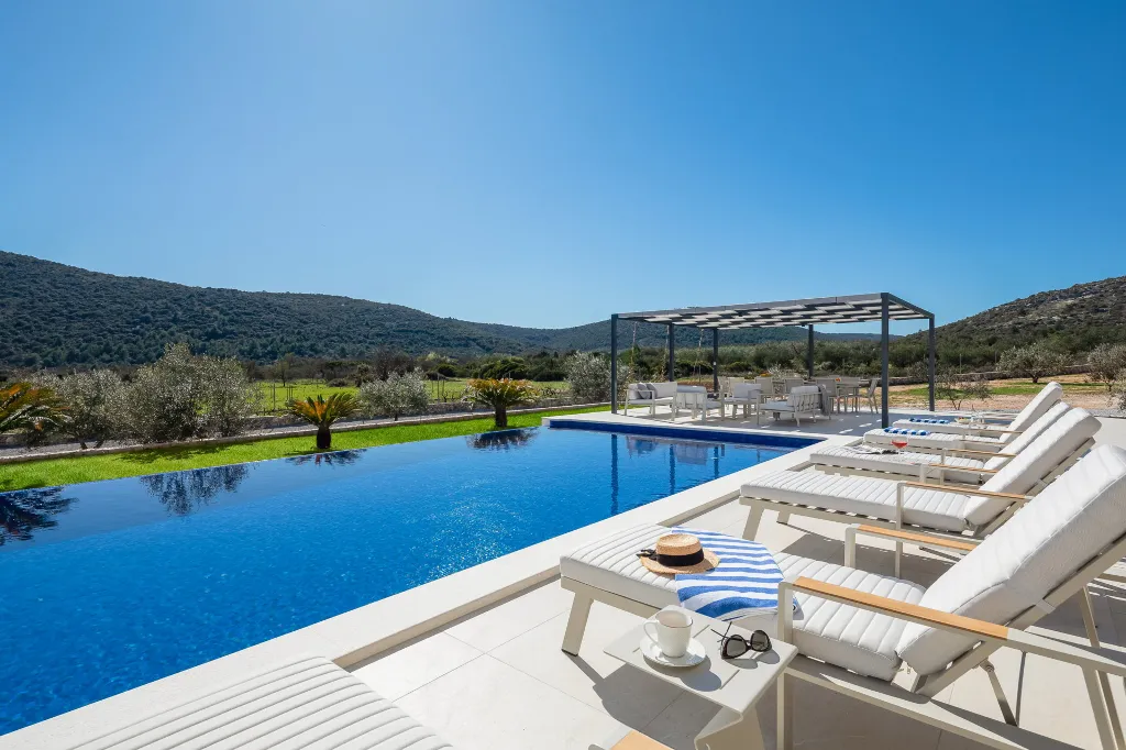 Modern Villa with Pool in Marina