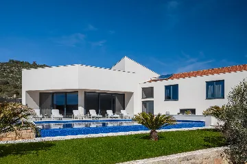 Modern Villa with Pool in Marina