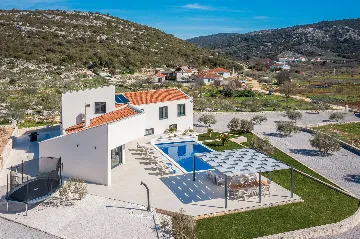 Modern Villa with Pool in Marina