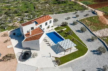 Modern Villa with Pool in Marina