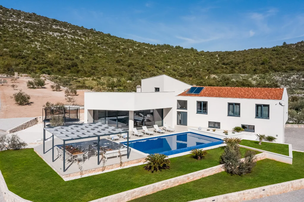 Modern Villa with Pool in Marina