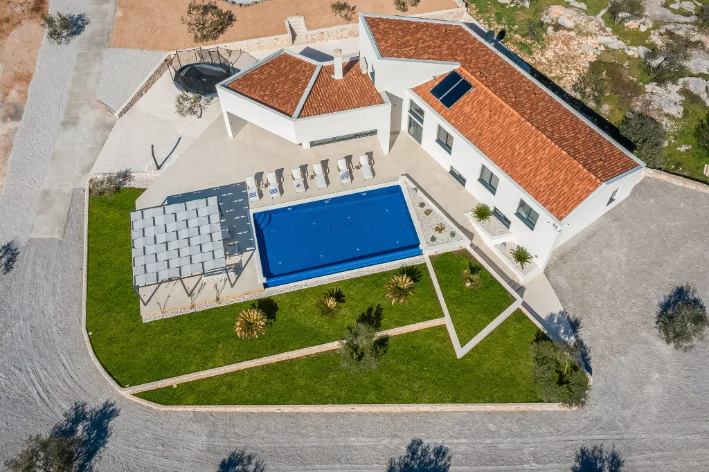 Modern Villa with Pool in Marina