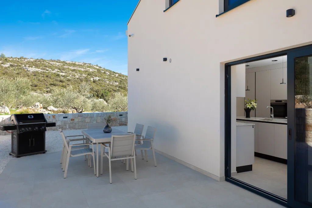 Modern Villa with Pool in Marina