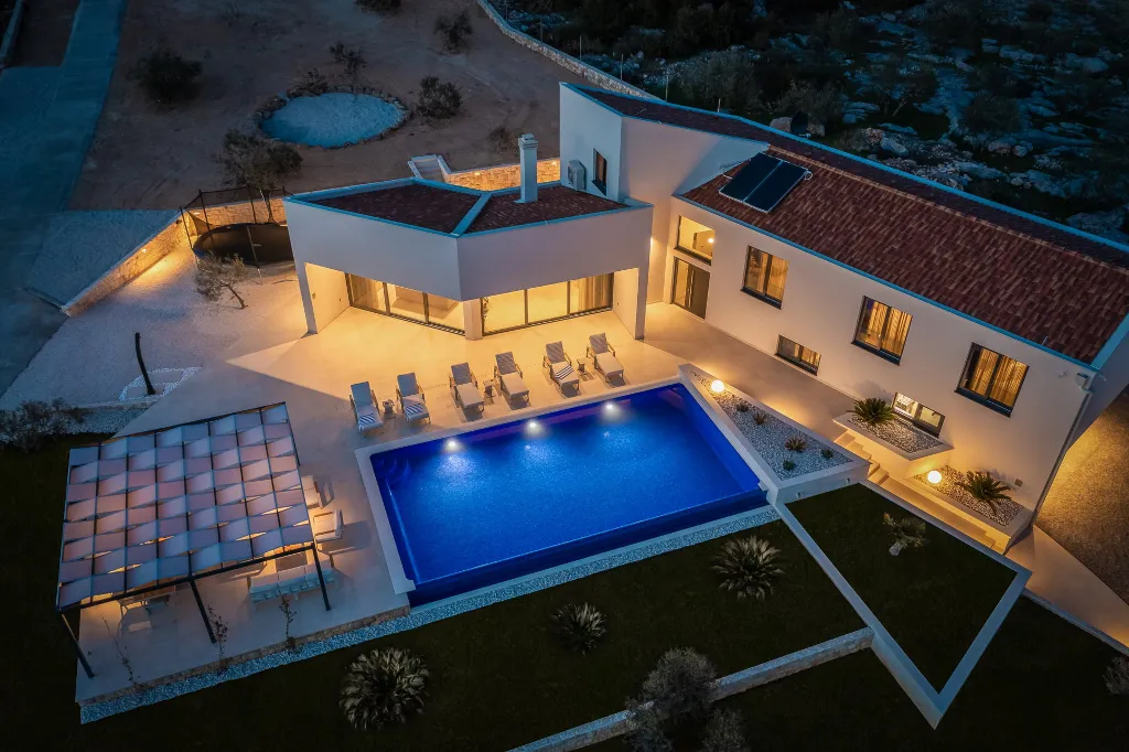 Modern Villa with Pool in Marina