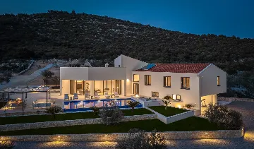 Modern Villa with Pool in Marina