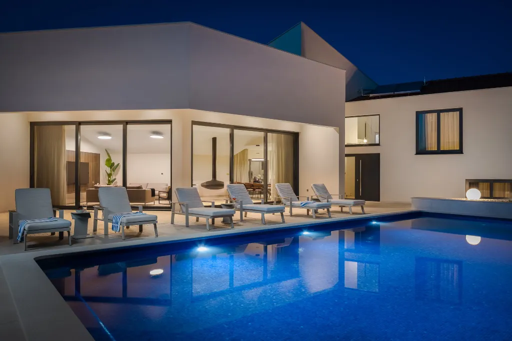 Modern Villa with Pool in Marina