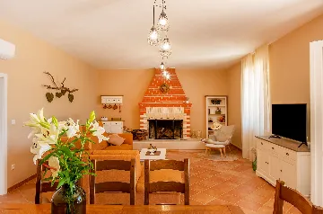 Seaside Family Villa with Pool in Pučišća