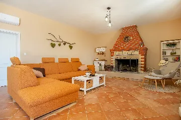 Seaside Family Villa with Pool in Pučišća