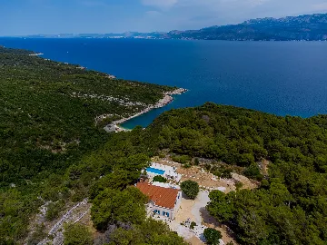 Seaside Family Villa with Pool in Pučišća