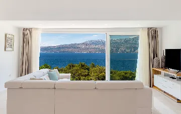 Seaside Family Villa with Pool in Pučišća