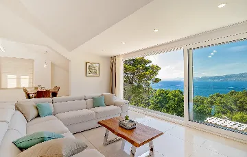 Seaside Family Villa with Pool in Pučišća