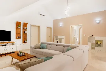 Seaside Family Villa with Pool in Pučišća