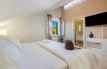 Seaside Family Villa with Pool in Pučišća