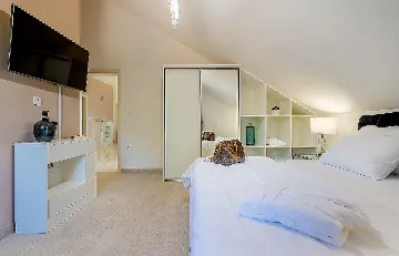 Seaside Family Villa with Pool in Pučišća