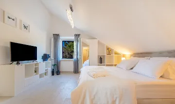 Seaside Family Villa with Pool in Pučišća