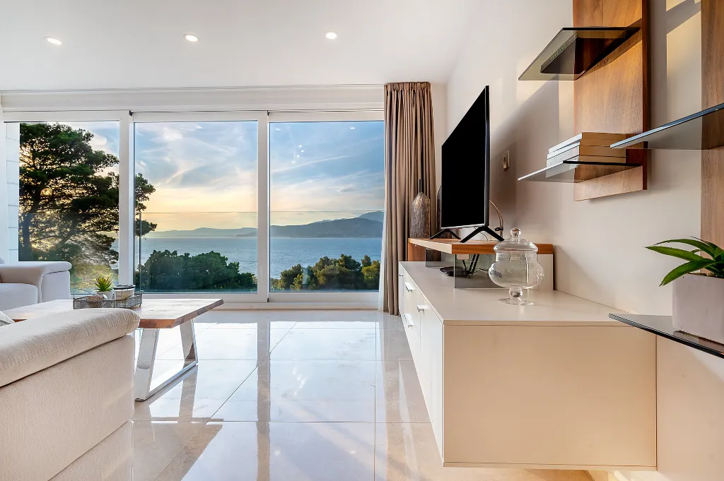 Seaside Family Villa with Pool in Pučišća