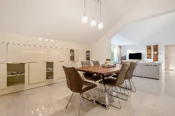 Seaside Family Villa with Pool in Pučišća