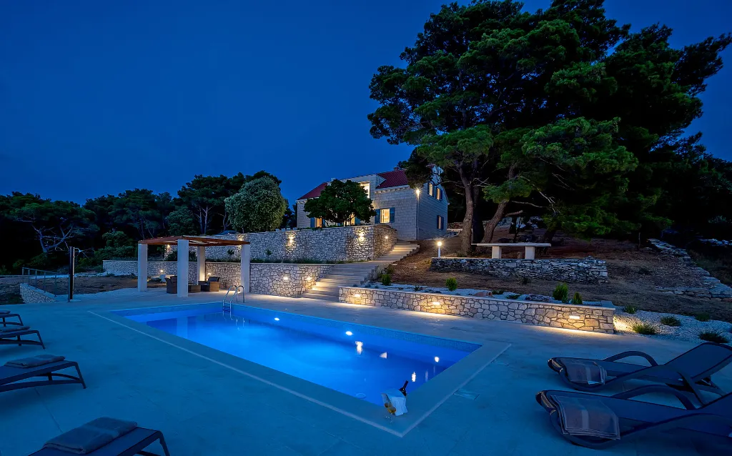 Seaside Family Villa with Pool in Pučišća