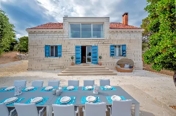 Seaside Family Villa with Pool in Pučišća