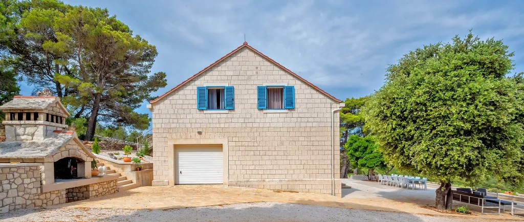 Seaside Family Villa with Pool in Pučišća