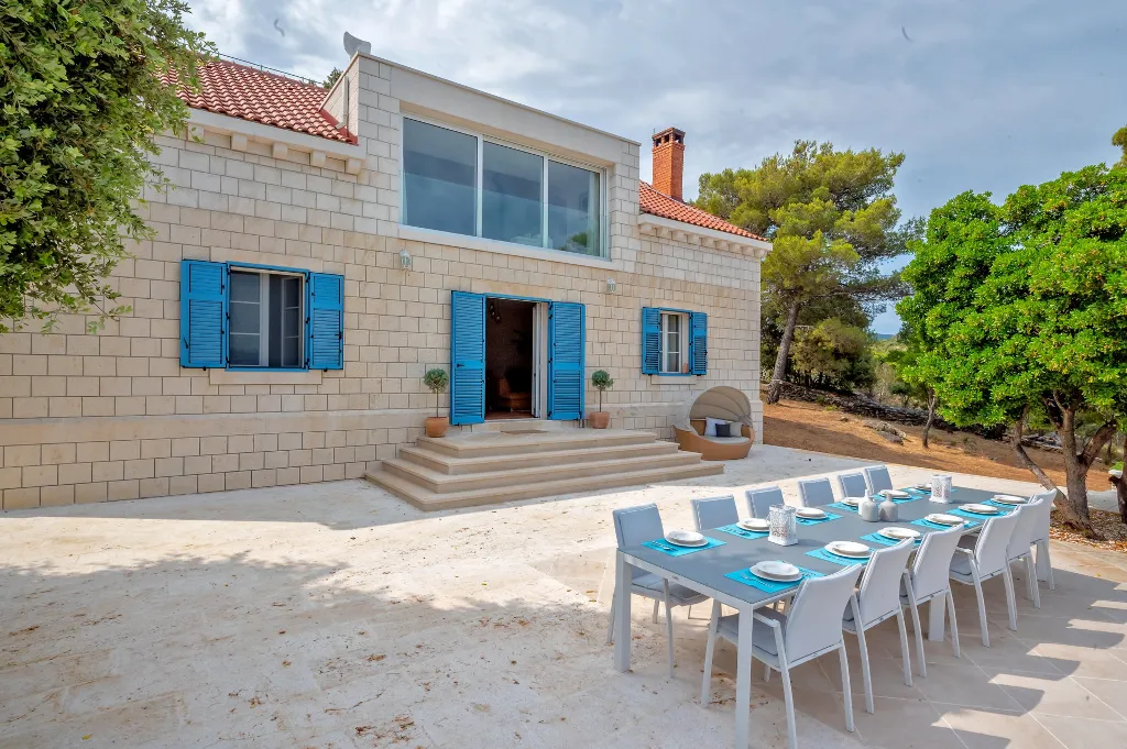 Seaside Family Villa with Pool in Pučišća