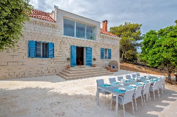 Seaside Family Villa with Pool in Pučišća